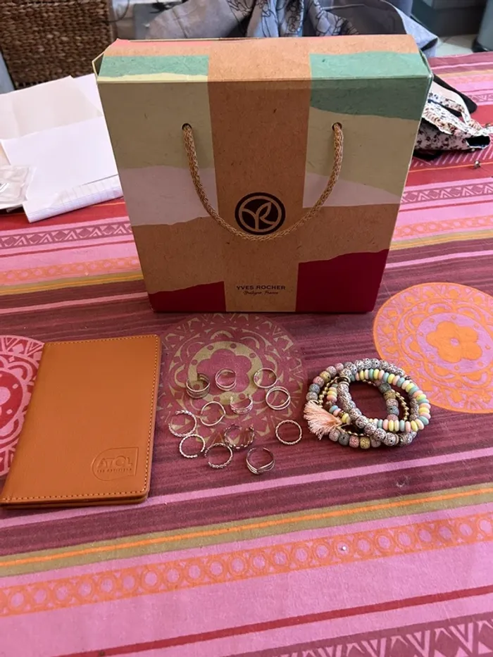 Lot de divers bijoux avec divers cadeaux