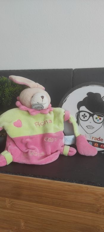 Doudou  marionnette lapin rose vert Fiona adore les bisous baby nat coeur bn698