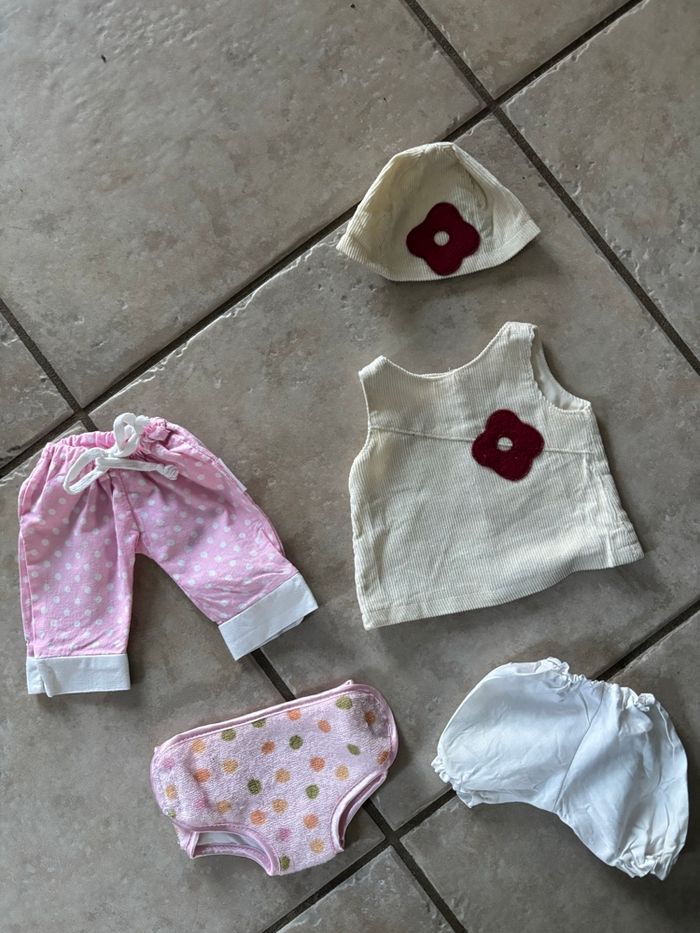 Lot de vêtements pour poupon