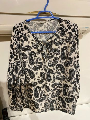 Blouse noire et blanche à motifs, Atelier Jad. Porté une seule fois