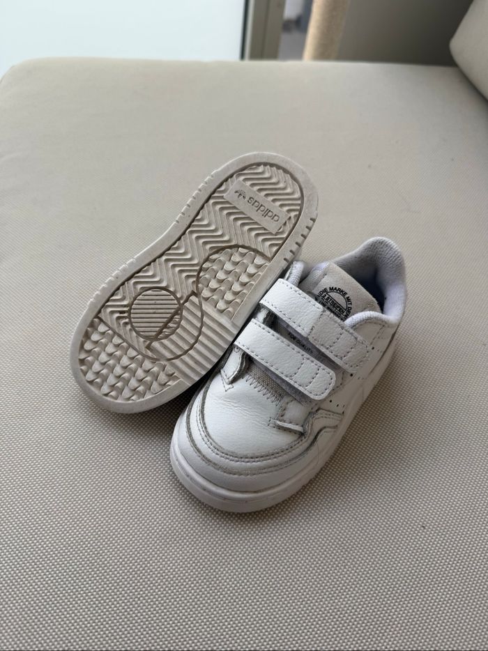 Basket Adidas Blanche en parfait état - photo numéro 4