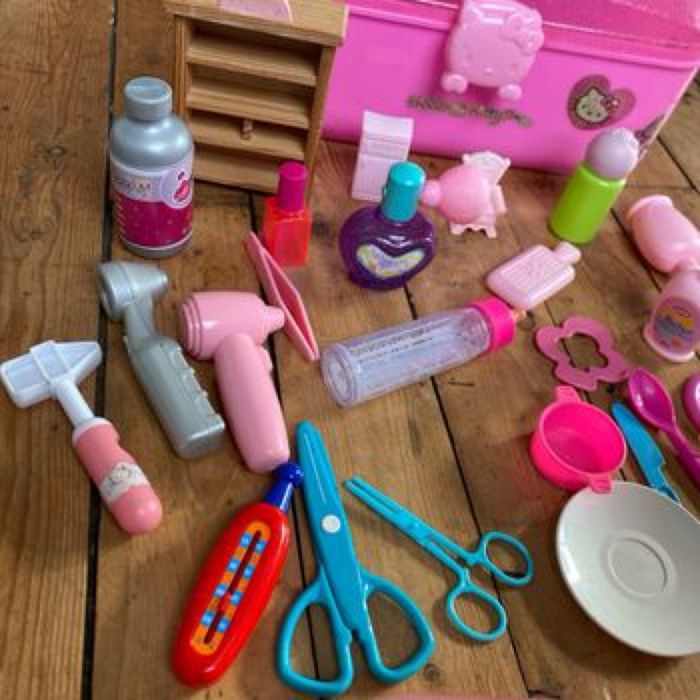 Mallette hello kitty dans l’état et divers accessoires beauté soins etc - photo numéro 2