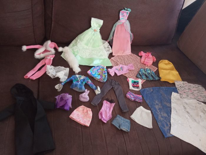 Lot VETEMENTS pour poupées BARBIE