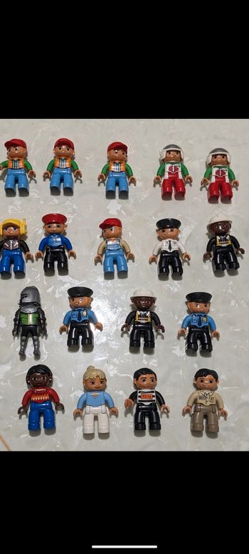 Lot de 18 figurines Lego Duplo différents métiers.