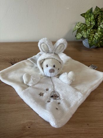 Doudou plat ours déguisé en lapin blanc crème oiseau gemo