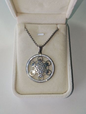 Collier argenté cube de metatron neuf