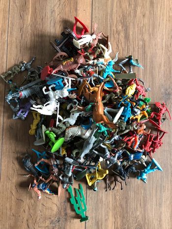 Lot de 800gr de figurines anciennes vintage plastiques cow boy indien chevalier