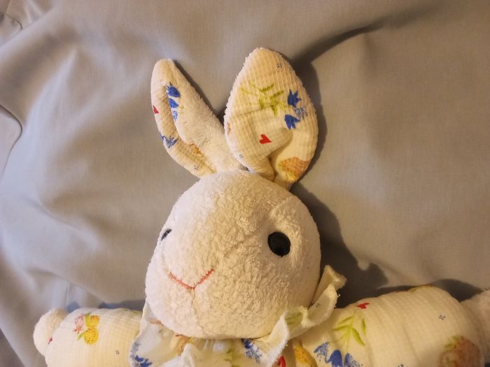 doudou lapin blanc tissu chiffon peluche Ajena blanc crème vintage ancien posture debout marque Ajena nez brodé fil roses yeux noirs durs plastique tissu chiffon fleuri floral fleurs - photo numéro 3