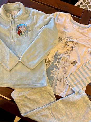 Pyjama Reine des neiges avec sa polaire