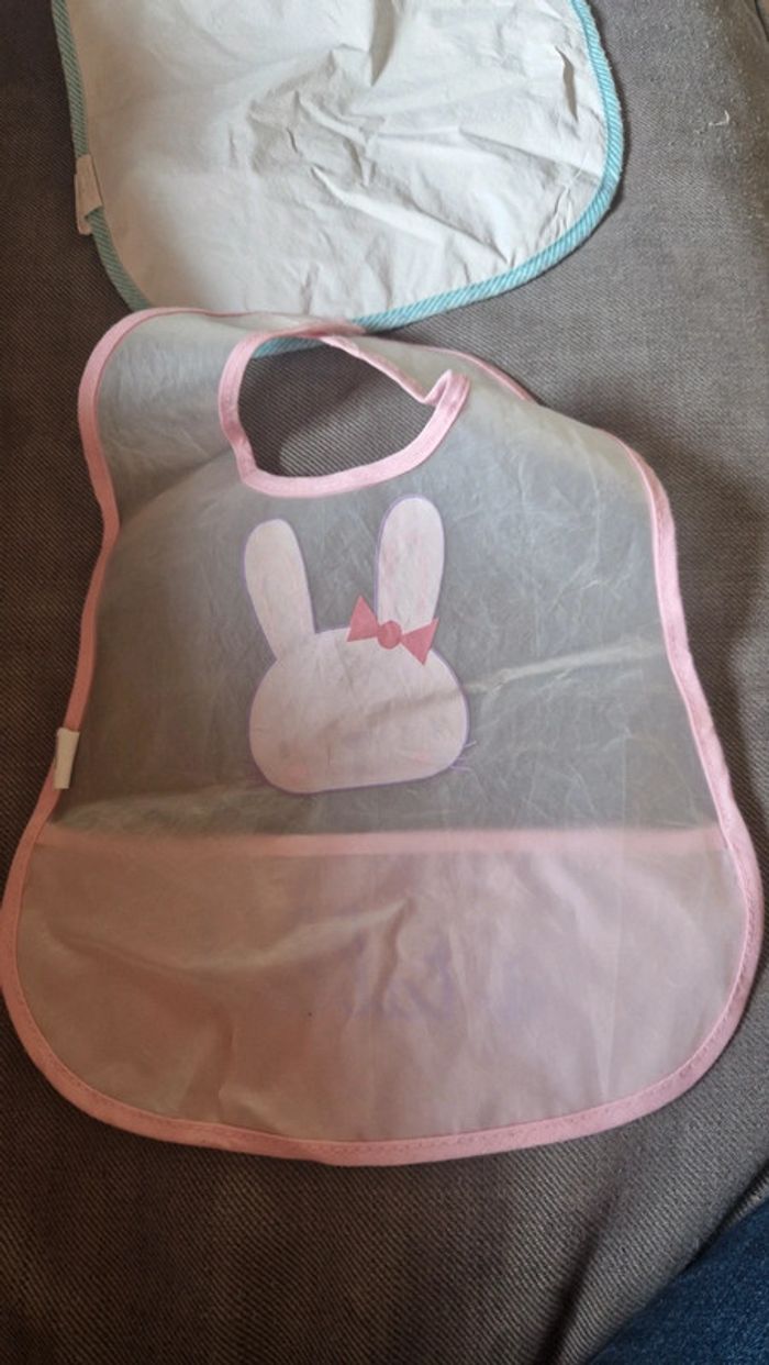 Lot bavoir plastique rose - photo numéro 3