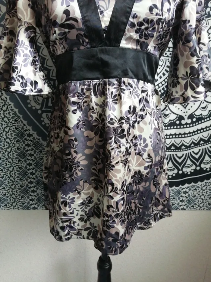 Haut style kimono en satin beige et noir motifs fleurs / sans marque / (42) - photo numéro 4