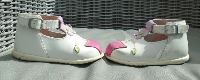 Jolies chaussures premiers pas fleurs fille T20 - photo numéro 2
