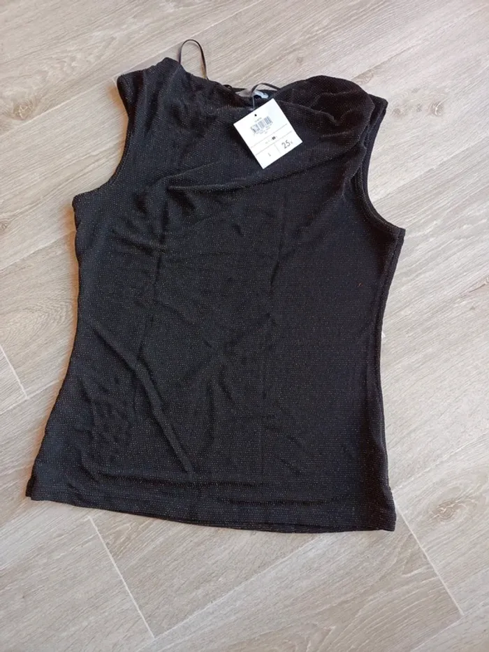Haut neuf taille L
Noir brillant