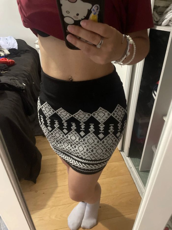 Mini jupe noire brodée