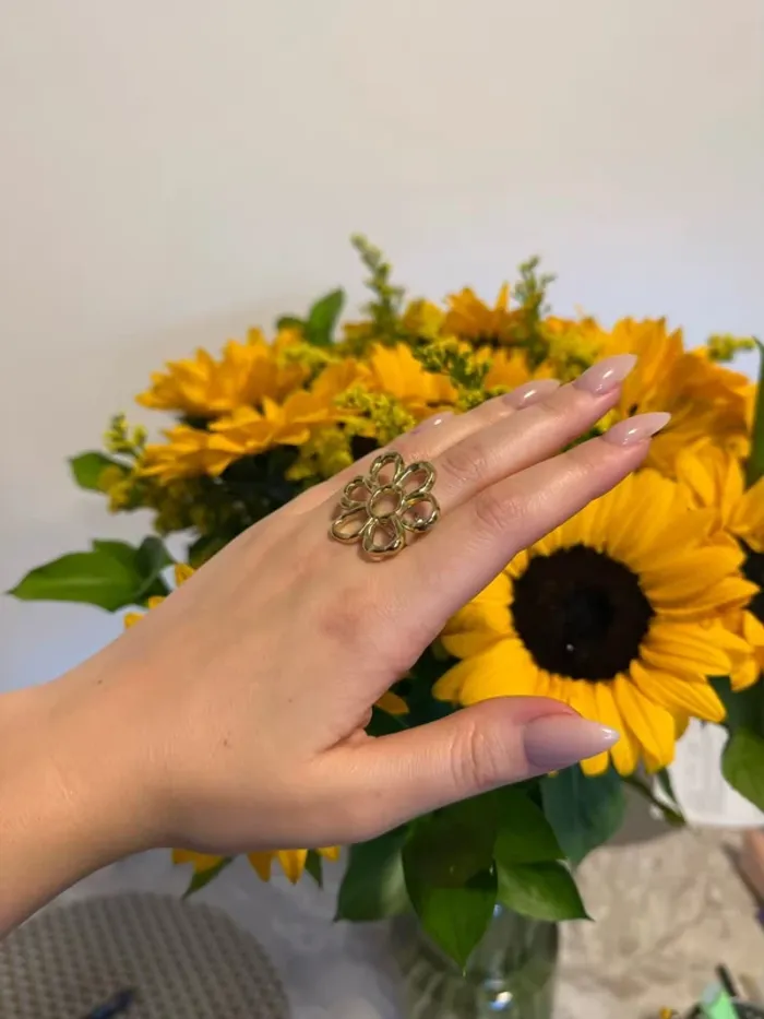 Bague fleur dorée style graphique – Acier inoxydable – Taille réglable – Neuf - photo numéro 2