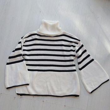 Pull col roulé oversize blanc et noir rayé