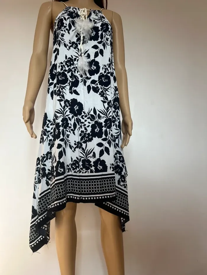 Robe bleu marine et noire fleurie