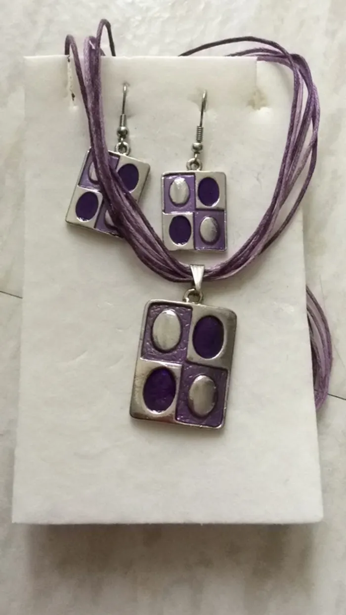 Collier et boucle d’oreilles jamais portées