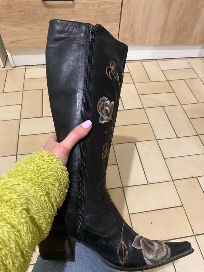 Superbes bottes brodées - photo numéro 5