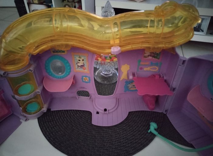 Maison "Pet Shop" en très bon état avec un personnage neuf - photo numéro 4