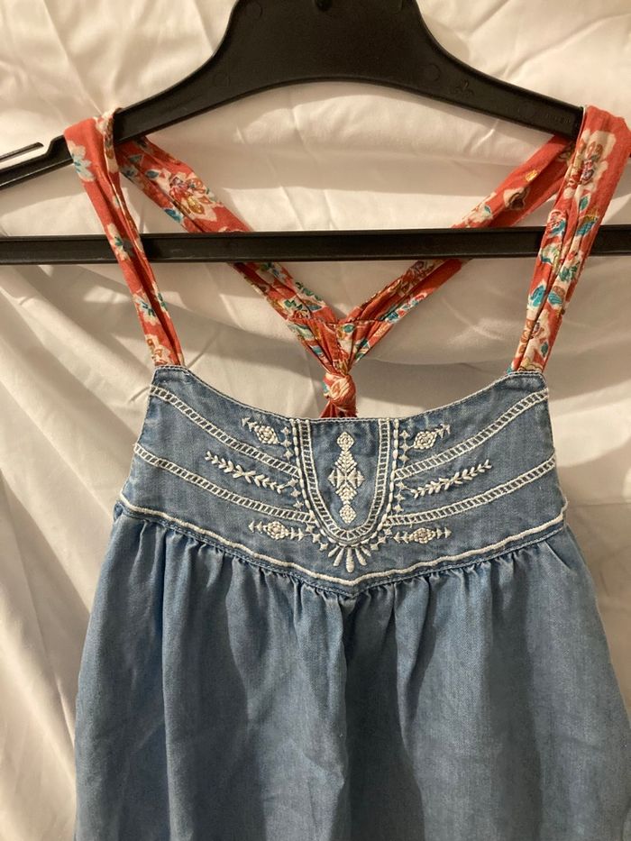 Robe IKKS fille 4 ans – jean brodé, bretelles fleuries croisée – superbe ! ✨ - photo numéro 3