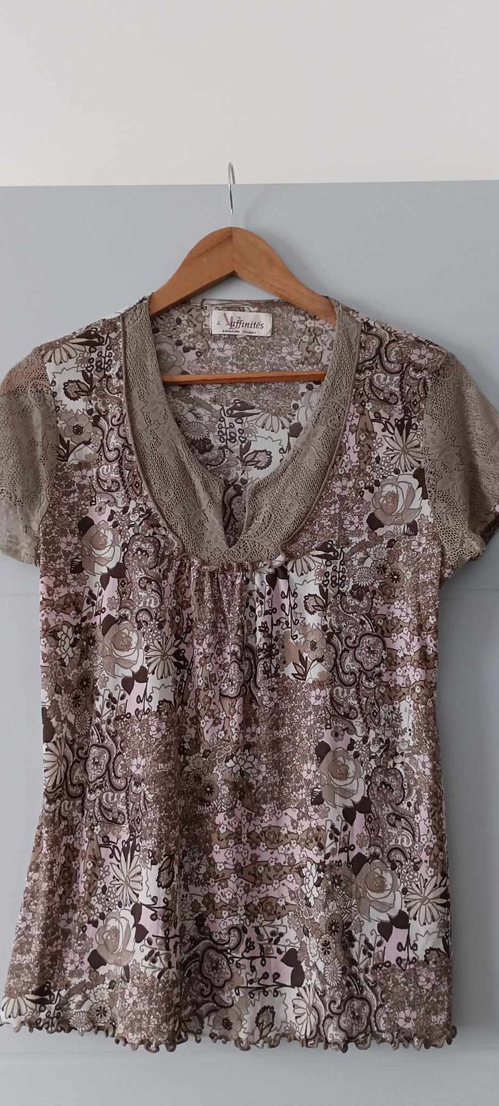 T-shirt fleuri rose/beige manches courtes avec dentelles col V marque Armand Thiery Taille 4