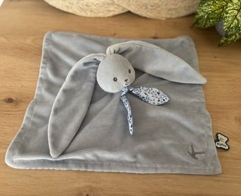 Doudou plat lapin bleu velours lapinoo kaloo