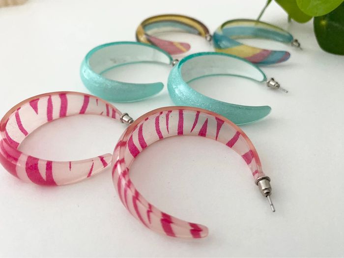 Lot 3 paires de boucles d’oreilles - Forme créoles 🩷💛 multicolores - Neuves - photo numéro 7