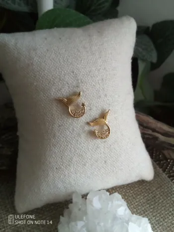 Boucles d'oreilles queue de baleine dorées avec zircons