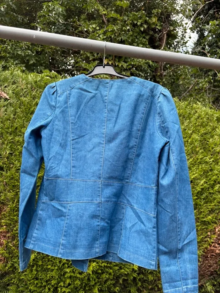 Veste en jean bleu ornée de perles sur l’épaule – Marque Charlott’ - photo numéro 3