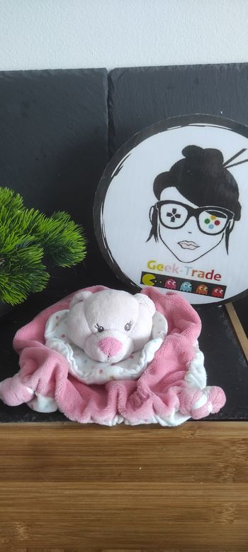 Doudou plat ours rose pois kimbaloo blanc jaune bleu carré collerette Point