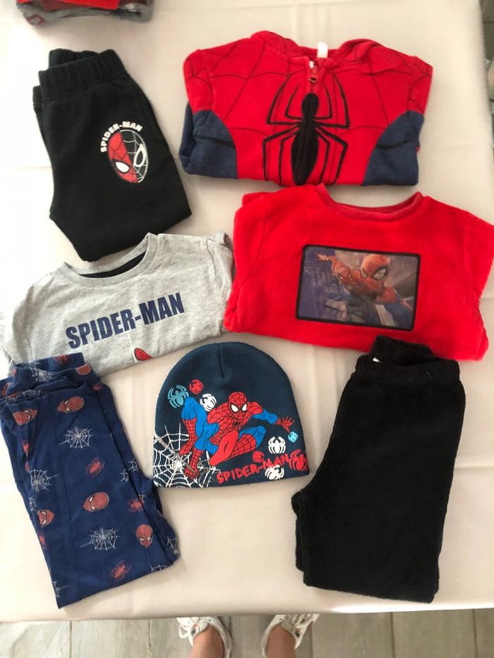 Lot de vêtements Spiderman 3/4 ans