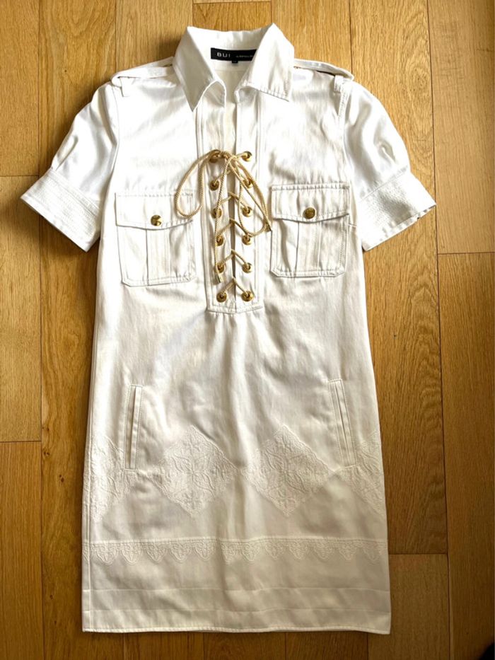 Robe courte blanche doré lumineuse décolleté lacet Barbara Bui – Taille 38 – Très bon état - photo numéro 2