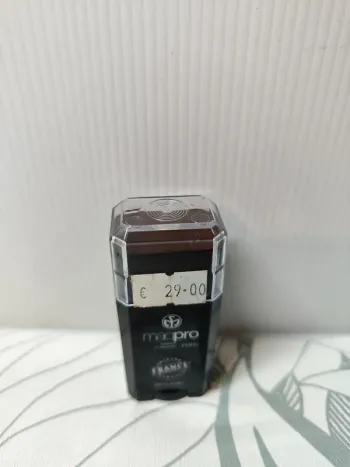 Maqpro fond de teint crème marron foncé ref 2004 valeur 29€ 30 gr à utiliser 12 mois après ouverture
