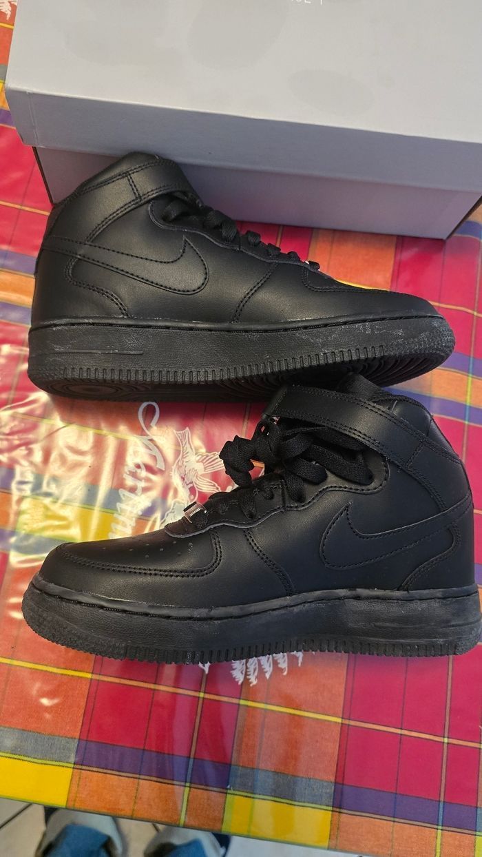 (Neuves non portées) 🏷🥰😍 superbes  baskets NIKE  AIR FORCE ONE Pointure 37.5 unisex 😍🥰 - photo numéro 2