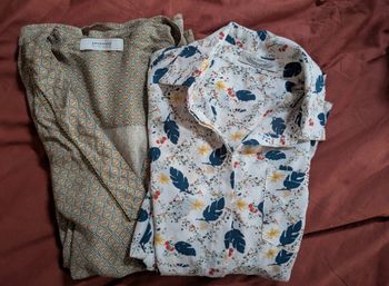 Un lot de deux chemises/blouses, style Hippie