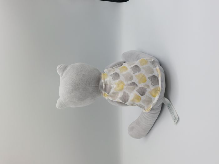 Peluche doudou chat gris OBAIBI yeux dormeurs tee-shirt motif coquillage ? Jaune - photo numéro 2
