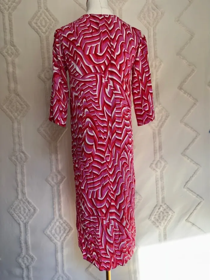 Robe graphique rouge rose ZARA – Taille XS – Coupe fluide mi-longue – Motif psyché rétro - photo numéro 5