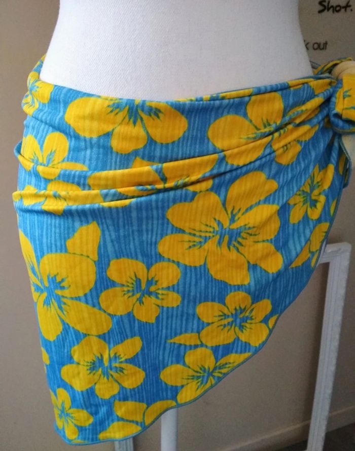 Joli paréo court imprimé fleurs tropicales bleu turquoise et jaune taille unique jusqu’au 40 - photo numéro 2