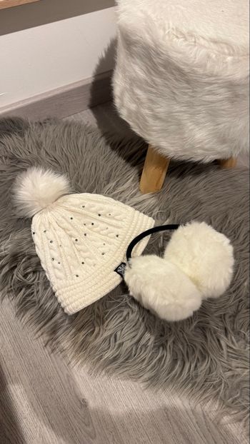 Bonnet blanc et cache oreilles
