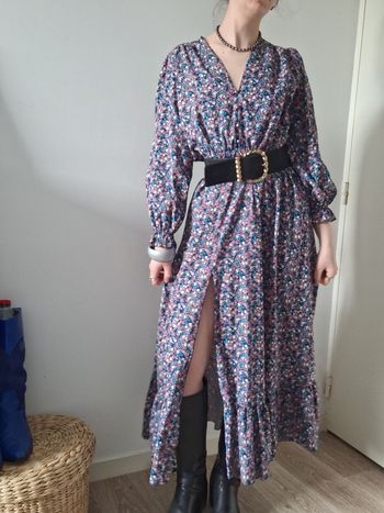 Robe fleuries avec fente avec ceinture 