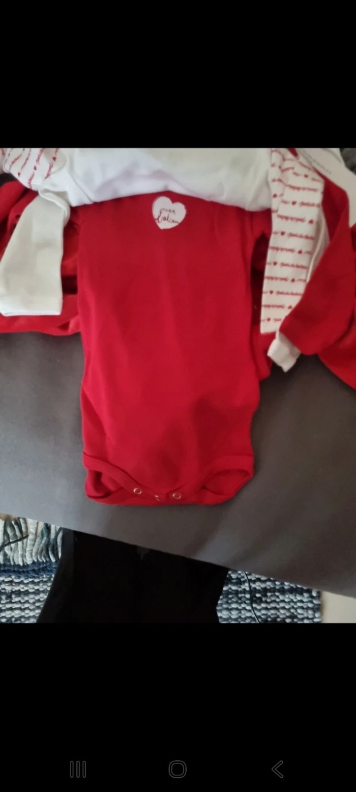 Lot pyjama Petit Bateau + 3 bodys assortis 6 mois - photo numéro 7