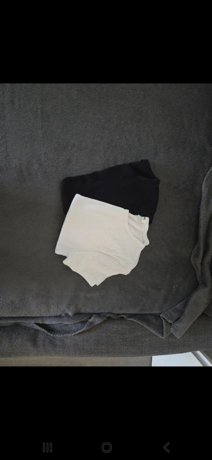 Lot de 2 t-shirts ( 1 blanc et 1 noir )