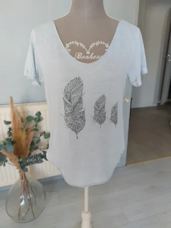 Tee shirt bleu ciel et plume RIU