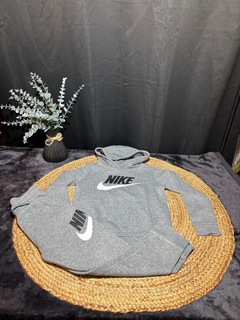 Ensemble de survêtement Nike taille 6-7ans