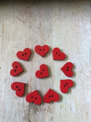Lot de 10 boutons coeur rouge