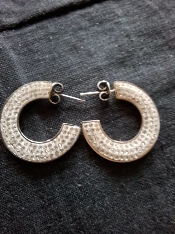 Boucles d'oreilles Victoria créoles épaisses serties de strass - photo numéro 3