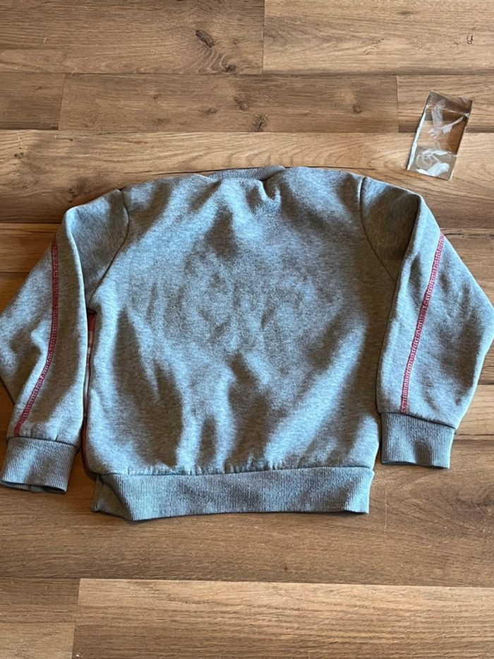 Je vend un pull garcon cars du 5 ans bon état - photo numéro 2