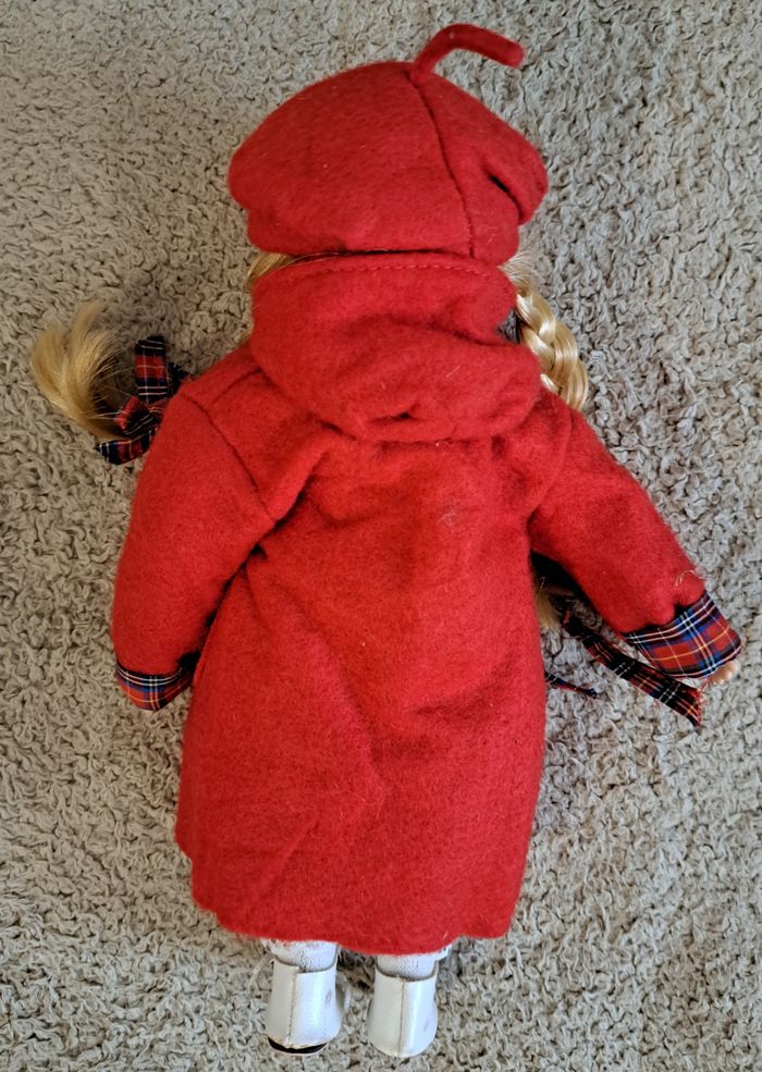 🪆 Poupée en porcelaine - manteau et bonnet rouges - photo numéro 3