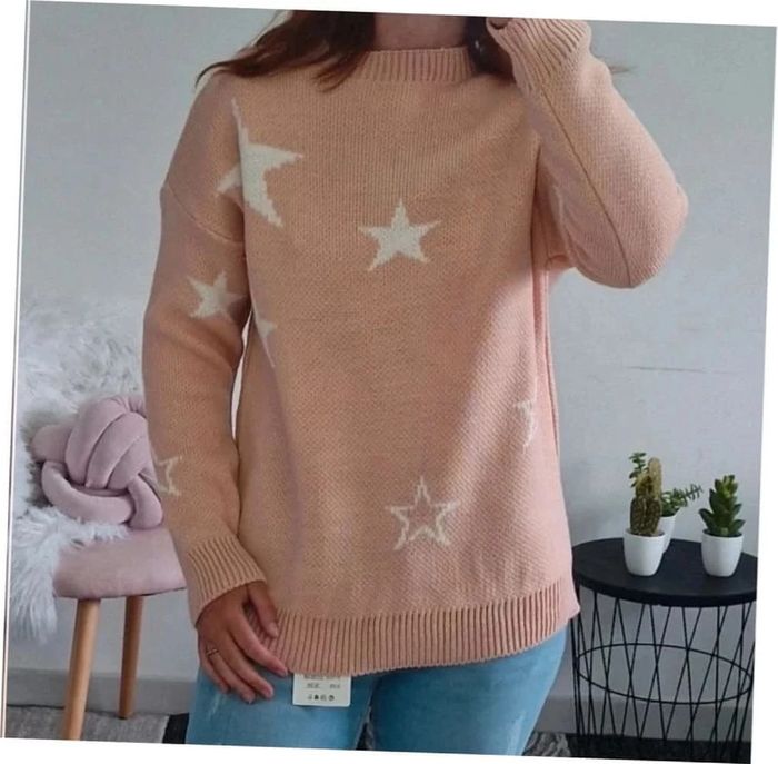 Pull rose avec motif étoiles